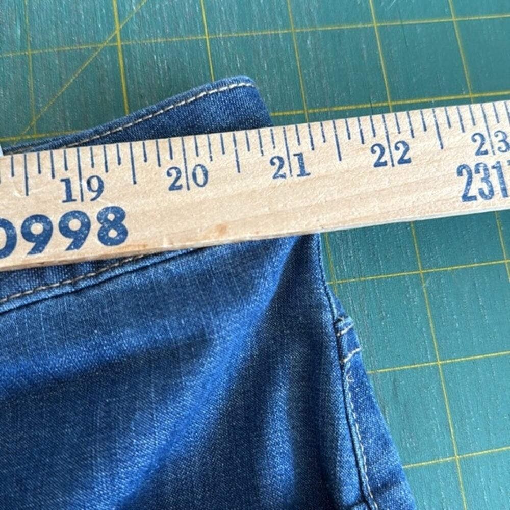 LOGO by Lori Goldstein Women's Boyfriend Capri Jeans sz 22W Medium Wash Denim - Picture 5 of 7